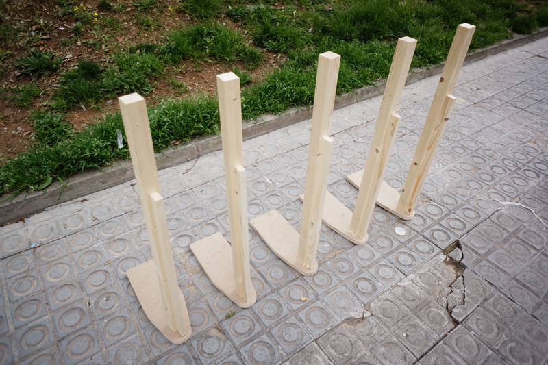 baliza señalizadora plastico-madera 100x10x12 10u base 50x30x23 (12eu.) 10u